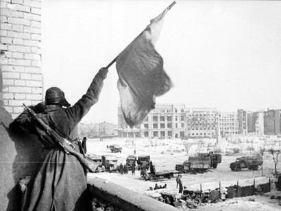 Soldado del Ejercito Rojo alza una bandera soviética en la Batalla de Stalingrado (1943)
