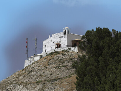 La ruta más tradicional comienza en la ciudad de Andújar, desde donde los romeros se dirigen a pie, a caballo, en carrozas o en vehículos hacia el santuario de la Virgen, situado en la cima de la Sierra de Andújar. Andalucía, España