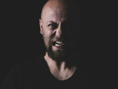 La logica della rabbia è questa: se sembro sempre arrabbiato, le persone manterranno le distanze