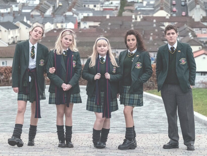 Fotograma de la serie de televisión «Derry Girls»
