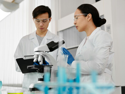 Su capacidad de reinfección a lo largo de la vida y la ausencia de inmunidad duradera lo convierten en un virus complejo de controlar