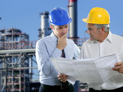 Dos ingenieros revisan unos planos