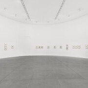 Francesca Woodman, Lately I find a sliver of mirror is simply to slice an eyelid, vista della mostra. Cortesia di Gagosian