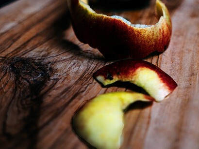 Il cuoio vegetale è un materiale innovativo  che unisce la resistenza e la morbidezza del cuoio tradizionale con la sostenibilità, poiché riutilizza gli scarti alimentari delle mele, riducendo così gli sprechi