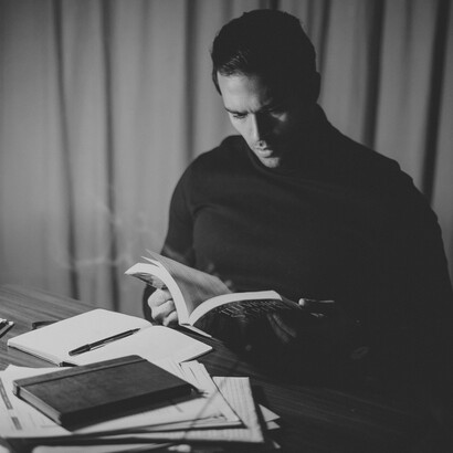 As palavras ficcional e ficção estão ligadas ao radical latino *fing-*, que aparece em fingir e fingimento