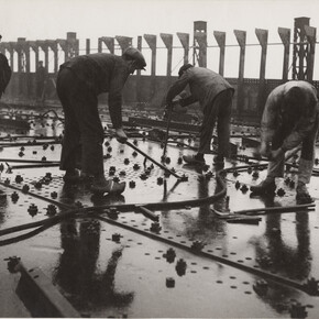 François Kollar, Construction des grands paquebots, Rivetage de tôles d'un pont de navire, chantier et ateliers de Saint-Nazaire à Penhoët, 1931-1932, épreuve gélatino-argentique, tirage d’époque, 28,9 x 23,5 cm, donation François Kollar, Médiathèque de l'architecture et du patrimoine