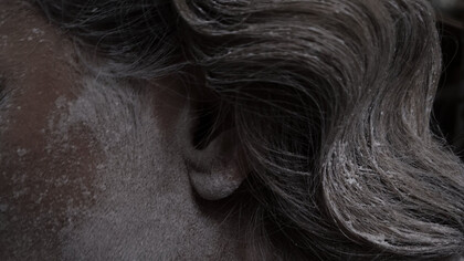 Passagem do tempo vista na pele e tonalidade dos cabelos