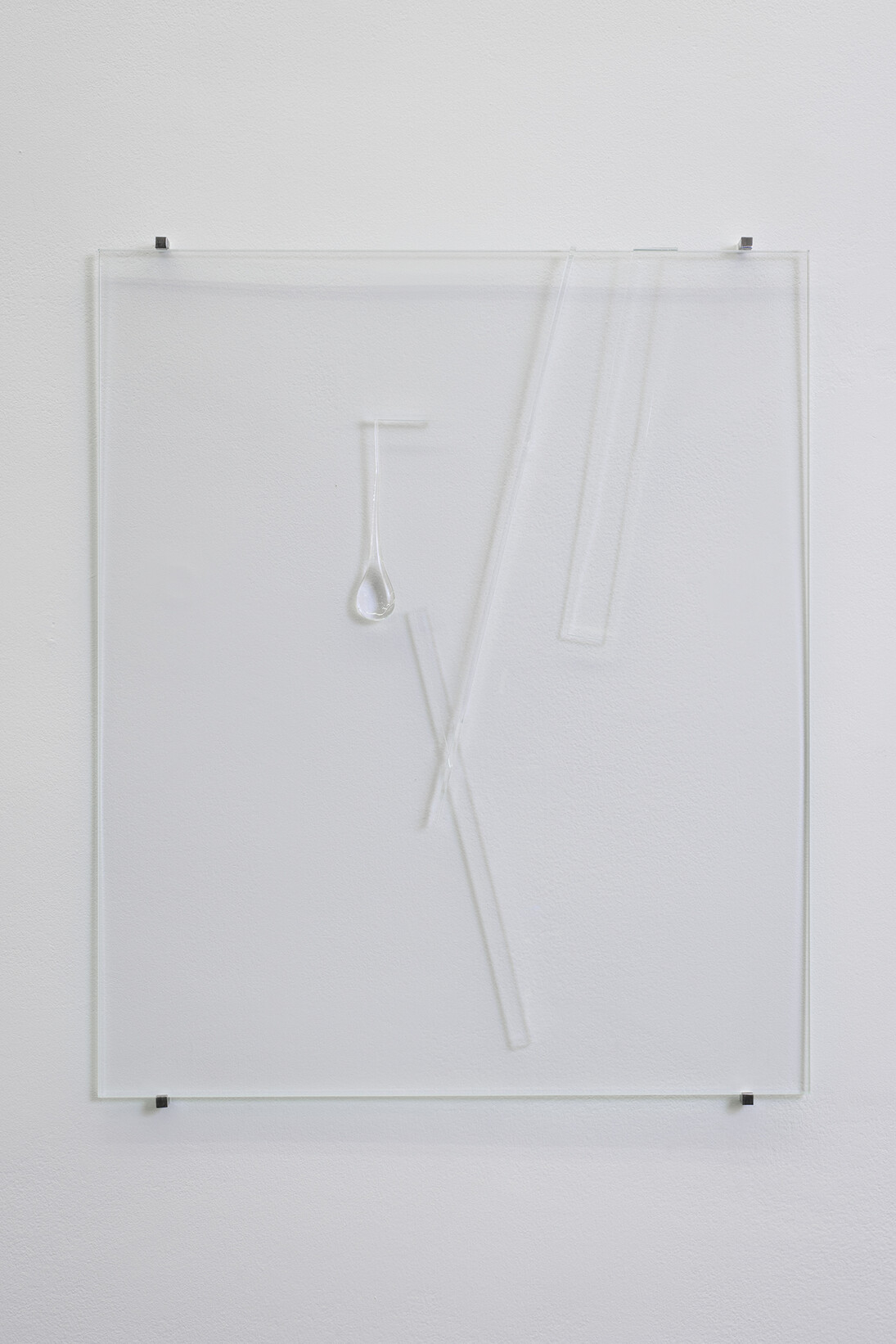 Baptiste Debombourg, Ultra 11, 2015, Cristal Saint-Louis, verre extra clair, verre flotté, colle UV, attaches acier, 60 x 50 x 2,4 cm, Courtesy Galerie Patricia Dorfmann, Paris
