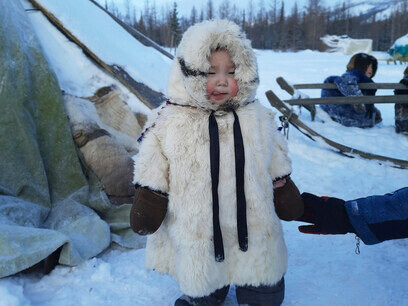 El frío extremo puede afectar la salud humana, causando problemas respiratorios y circulatorios. La infraestructura también enfrenta dificultades constantes debido al impacto del permafrost en los edificios, Yakutsk, Rusia 