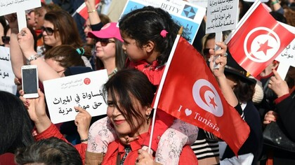Tunisian women in a demonstration to maintain the CSP: constituted by a series of progressive laws promulgated on August 13, 1956, it aims to establish equality between men and women in many areas