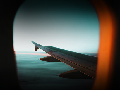 Vista dal finestrino dell'aereo. Cosa facciamo quando ci troviamo a vivere un periodo in un luogo di passaggio?