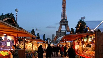 París. Mercadillo navideño en el Trocadero bajo la mirada de la Torre Eiffel