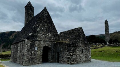 Un recorrido por el histórico valle de Glendalough revela antiguas torres de piedra y cruces celtas envueltas en leyendas de santos y fantasmas. Iglesia de San Kevin, Glendalough, Irlanda