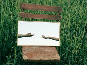 Quando abriu a porta do apartamento, parou por um momento, encarando o silêncio do lugar. Ser invisível era aterrador, mas também libertador. Pela primeira vez, percebeu que podia ser qualquer coisa. Ninguém esperava nada dela. Não havia julgamentos, exigências, expectativas, reflexos que contassem seus segredos. Apenas o nada absoluto