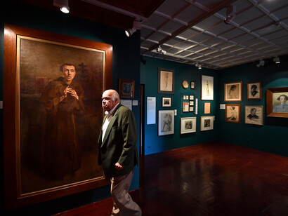 Um homem passa diante do "Santo António" de Aurélia de Sousa. Núcleo Casa Museu Marta Ortigão Sampaio, CMP. Fotografia de Miguel Nogueira