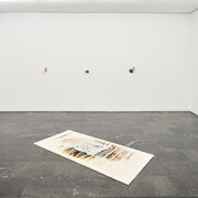 M Reme Silvestre, L'escala fosca del desig no té barana, vista de exhibición. Cortesía de Galería Luis Adelantado