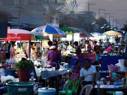 Domina la manualidad artesanal y la transparencia, junto con la falta de aditivos químicos y alardes decorativos. Lo que importa es la comida y comer. Carritos de comida en el mercado nocturno, Yasothon, Tailandia