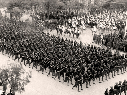 La caballería franquista preside el paso de la infantería, que marcha portando sus fusiles ante el caudillo