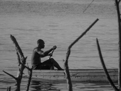 Um homem rema em uma pequena embarcação. No relato de 13 de abril de 1831, uma canoa semelhante surge no caminho de João Teixeira de Carvalho quando ele tentava alcançar a baía em busca de abrigo