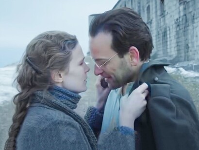 Grazie alla regia di Amelio, il film si avvale di interpretazioni potenti che rendono giustizia alla complessità dei personaggi. Federica Rossellini e Alessandro Borghi in una scena del film