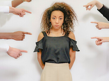 La mirada ajena ya no es ocasional, sino constante, amplificada por pantallas que nunca se apagan