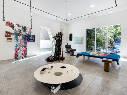 Vários artistas, Quarto, vista de exposição. Cortesia da Galeria Marilia Razuk