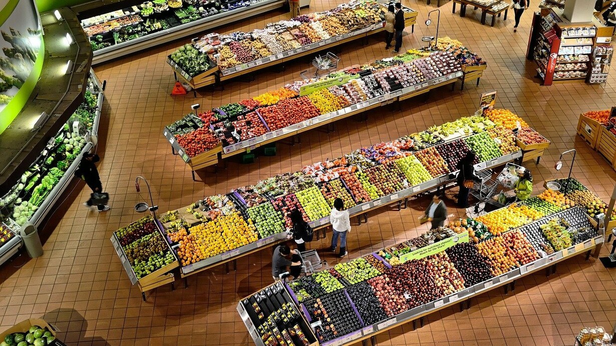 Il reparto frutta e verdura di un supermercato. In questo articolo l'autrice realizza un breve excursus, nel tempo e nello spazio, per spiegare come in circa duecento anni il nostro modo di alimentarci è cambiato in modo veloce e poco consapevole