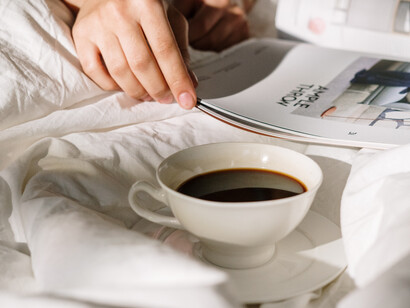 Café da manhã na cama e uma leitura para começar o dia