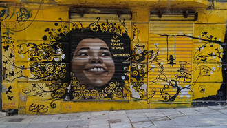 Street Art, Exarchia Artist: Skitsofrenis. Atene, Grecia. Rintanato nel centro di Atene a due passi da Omonia, Exarcheia non è un quartiere: è la diversità che interrompe e sgretola la normalità di tutto ciò che lo circonda. © Anna Lauvergnac