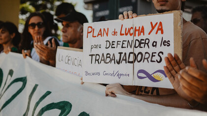 "En CONICET no sobra nadie", lema con el que científicos y científicas argentinos defendieron el organismo de ciencia e investigación nacional