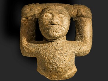 Estatuilla masculina precolombina de piedra volcánica (Diquís, Costa Rica, 1000-1500 d.C.) que representa ancestros, caciques o guardianes espirituales