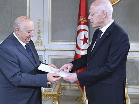 Tunisie. Le Président Kaïs Saïed a reçu le projet de la nouvelle Constitution des mains de Sadok Belaïd, président du "Comité consultatif pour la nouvelle République", chargé de la rédaction de la nouvelle Constitution