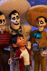 Cena do filme "Viva - a vida é uma festa". A animação, além de trazer diversão, a meu ver é rica em detalhes. Como musicista, gostei de ver que as músicas tocadas na animação realmente estão corretas. Os acordes feitos, as notas dedilhadas no violão, a afinação dos instrumentos. Tudo é condizente com a vida real