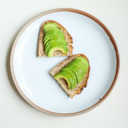 Avocado su fette di pane