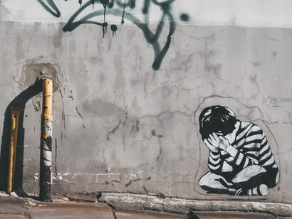 En estos escritos callejeros la economía de palabras lleva a veces a mensajes crípticos, pero fácilmente interpretables