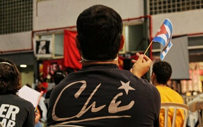 Consumidores questionam a origem das peças, as condições de trabalho envolvidas e o impacto ambiental da produção. Além disso, a moda continua sendo ferramenta de afirmação identitária. Grupos sociais utilizam roupas para expressar pertencimento cultural, religioso ou político. O uso de símbolos, cores e estilos específicos comunica valores coletivos