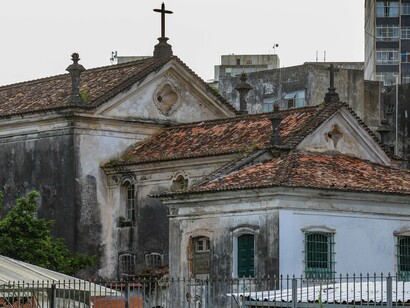Convento da Lapa. Foi na defesa intransigente de um desses espaços – o Convento da Lapa – que a trajetória de Joana Angélica se fundiu irrevogavelmente com a história maior da nação brasileira. Sua história é um testemunho pungente de como o pessoal se torna político, e de como a coragem de um único indivíduo, especialmente em um momento de crise extrema, pode incendiar os ânimos de uma província inteira