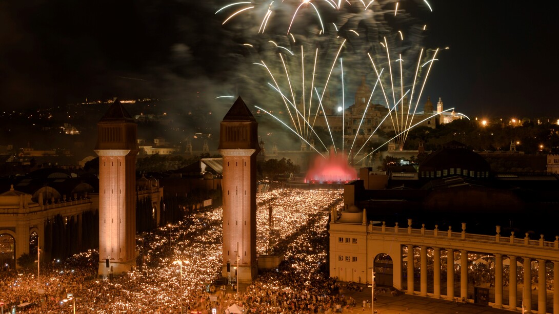 Barcelona. Castillo de fuegos artificiales visto desde la Plaza de España