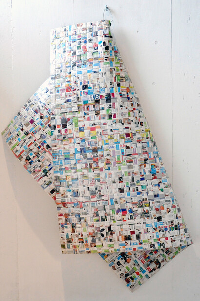 Santo Alessandro Badolato. Coperta per senzatetto - carta pubblicitaria e scotch, 170x170 cm, 2011