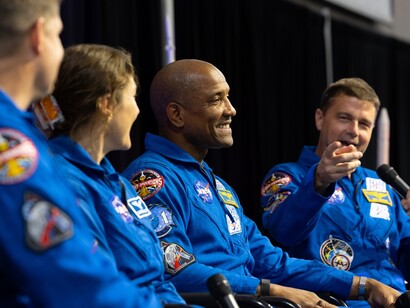 L'equipaggio della missione Artemis II della NASA ha visitato il Michoud Assembly Facility della NASA il 3 settembre 2026, segnando il loro primo ritorno allo stabilimento di New Orleans dopo lo storico volo di prova di aprile. Gli astronauti hanno incontrato il personale per esprimere la loro gratitudine per il contributo strutturale e produttivo dello stabilimento al successo della missione. Credit: NASA Michoud Assembly Facility / NASA/Evan Deroche