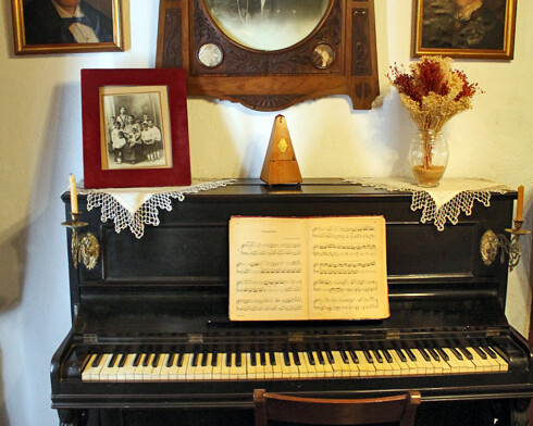 Gabinete, Exhibition view. Courtesy of Museo Unicaja de Artes y Costumbres Populares