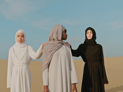 Draped in traditional abayas, these women symbolise the intricate struggles and profound connections woven into Mosteghanemi’s narratives of love and autonomy
