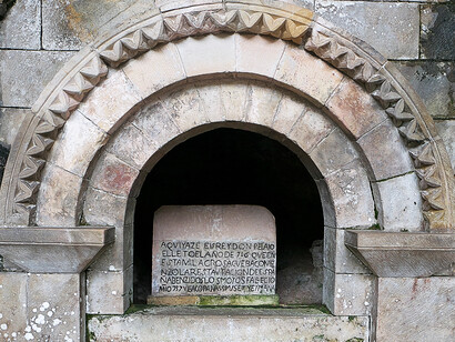 En las fuentes árabes Pelayo es calificado a veces como godo, y nombrado como Belai al-Rumi: «Pelayo el Romano».  Sepulcro de Don Pelayo, Cuevas de Covadonga, Asturias, España