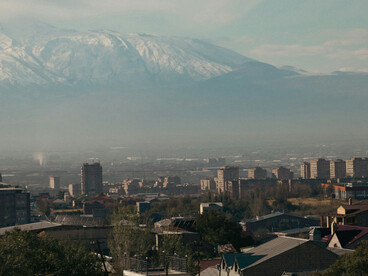 Au loin, l’Ararat veille sur Yerevan, la capitale arménienne comme une présence immobile, entre mythe fondateur et horizon quotidien