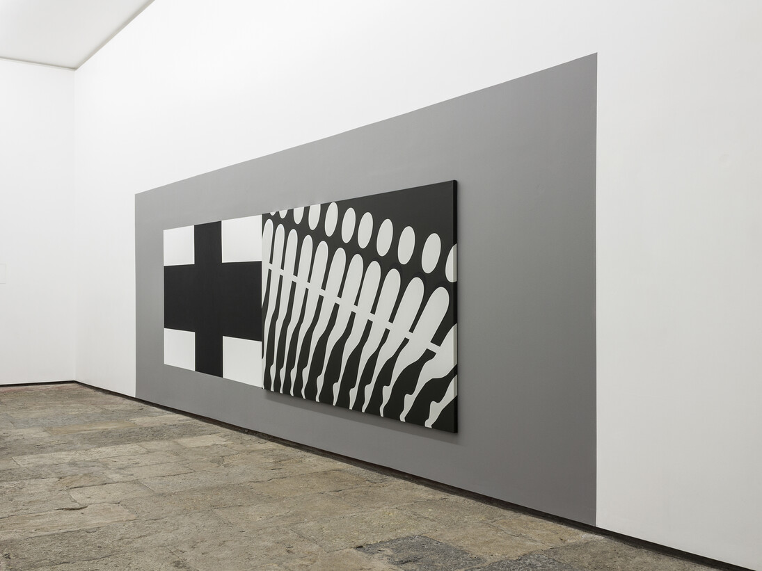 Vista de exposição (detalhe), Leila Tschopp, Marcha, 2015, acrílico sobre pared e tela, 2,5 x 7 m, foto: João Ferro Martins, Imagem cortesia das artistas e 3+1 Arte Contemporânea, Lisboa.