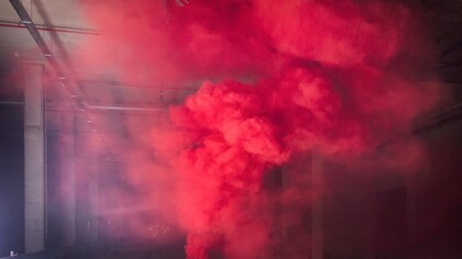 Melma rosa. Una nebbia densa e rossastra ne intossica le strade e le rende spesso impraticabili, mentre uno strano ammasso di alghe del medesimo colore infesta le acque