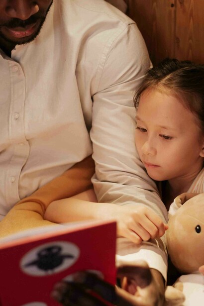 Descubra como os livros infantis enriquecem o aprendizado na Educação Infantil, alinhando-se aos objetivos propostos pela BNCC