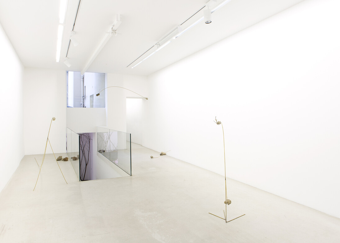 Petrit Halilaj, Si Okarina e Runikut, 2014, Laiton, ocarinas en terre, pierres, Dimensions variables, Vue de l'exposition « Yes but the sea is attached to the earth and it never floats around in space. The stars would turn off and what about my planet? », kamel mennour, Paris, 2014, © Petrit Halilaj, Photo: Fabrice Seixas, Courtesy the artist and Kamel Mennour, Paris
