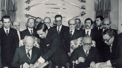 Mariano Rumor e Miloš Minić firmano il Trattato di Osimo (10 Novembre 1975)
