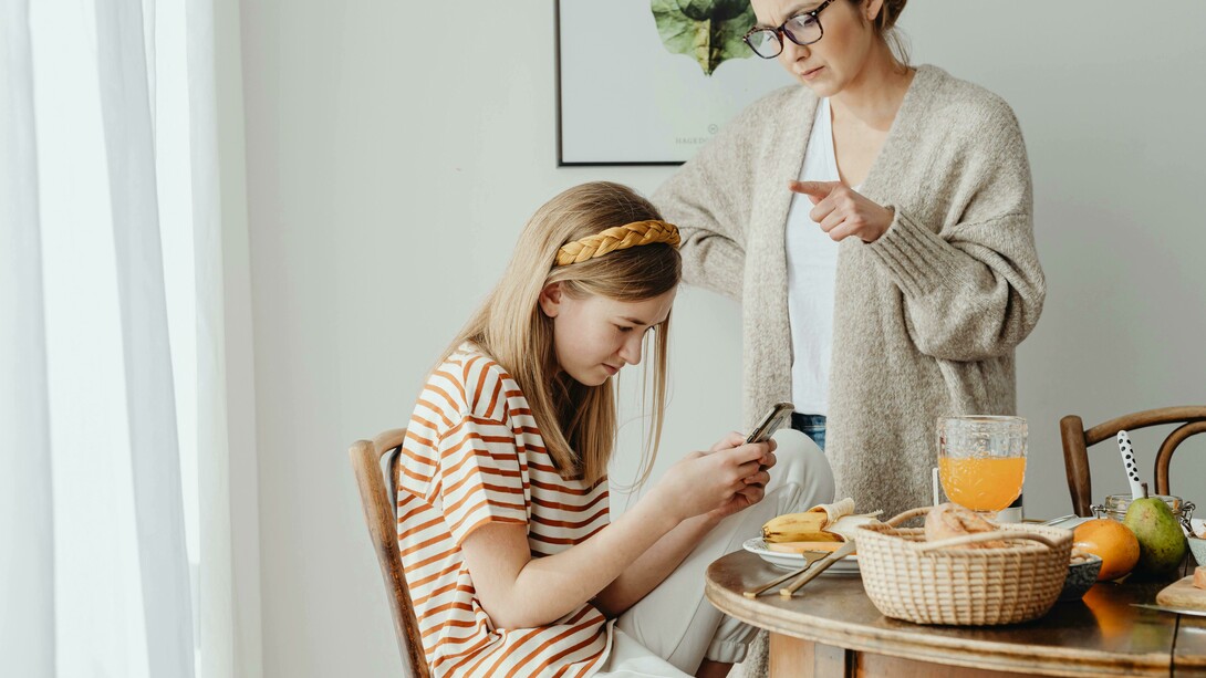 Mãe frustrada ao tentar se comunicar com a filha. Geração Alfa são os jovens nascidos a partir de 2010. Eles são os primeiros a nascer em um mundo completamente digital, onde o celular, o tablet e as telas fazem parte do seu cotidiano desde os primeiros anos de vida. E isso transforma completamente a experiência de ser mãe